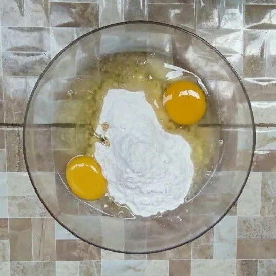 Kocok gula dan telur.