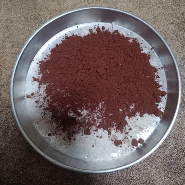Campur jadi satu tepung terigu dan cokelat bubuk.