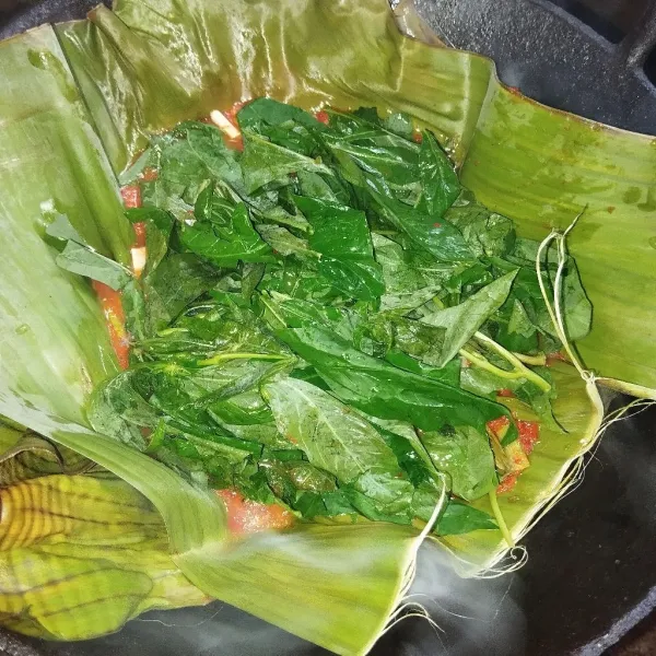 Tambahkan daun ubi, masak lagi sambil ditutup.