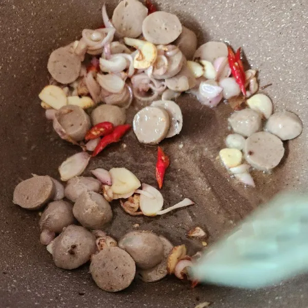 Masukkan bakso, tambahkan air.