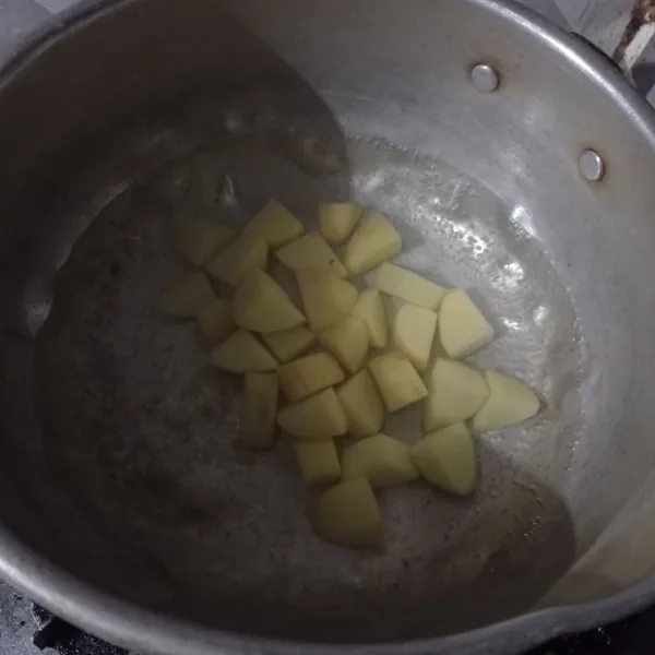 Rebus kentang setengah matang.