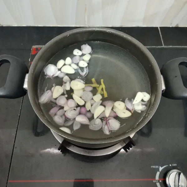 Rebus air dalam panci hingga mendidih. Masukkan bawang merah, bawang putih dan temu kunci. Masak hingga aromanya menguar.