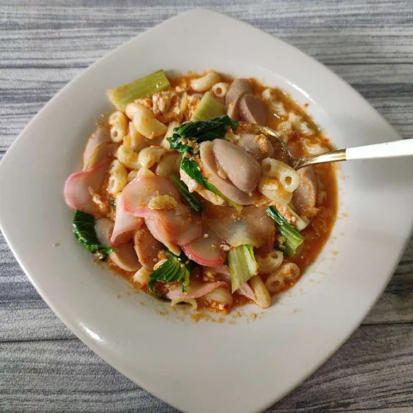 Tuang ke atas piring saji, lalu sajikan selagi hangat.