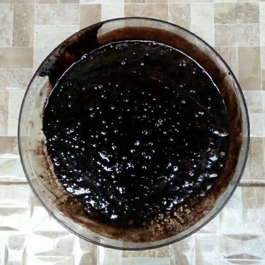 Masukkan lelehan coklat.
