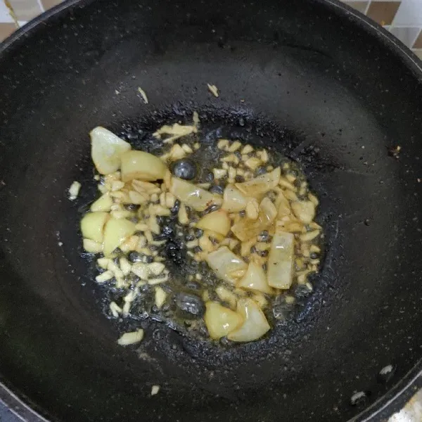 Panaskan wajan dan beri minyak, tumis bawang putih dan bawang bombay hingga harum.