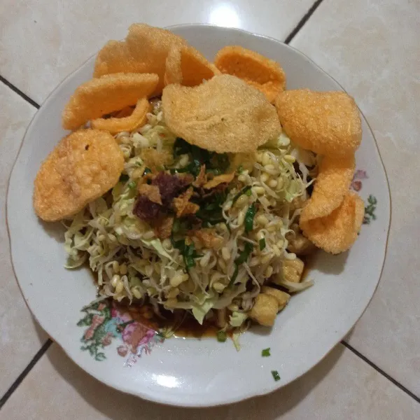 Taburi dengan bawang goreng, seledri dan kerupuk, siap disajikan