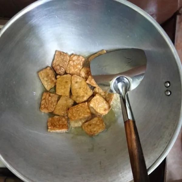 Goreng tempe hingga kering kecoklatan.