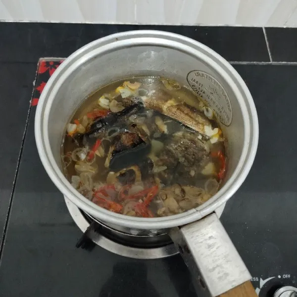 Kemudian masukkan ikan gabus asap. Masak hingga mendidih.
