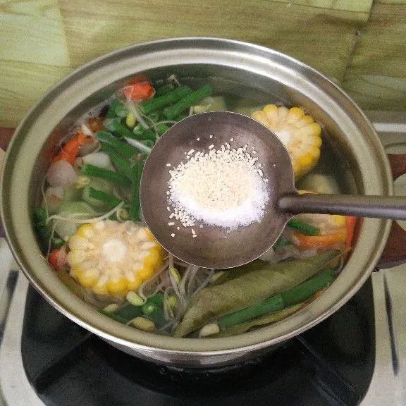 Masukkan kecambah kedelai, belimbing wuluh, kaldu jamur, garam, dan  gula pasir. Koreksi rasa sesuai selera. Angkat dan sajikan.