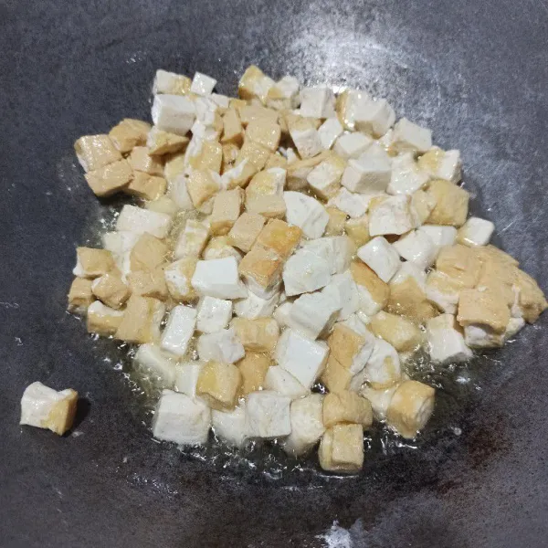 Goreng tahu sampai kecoklatan.