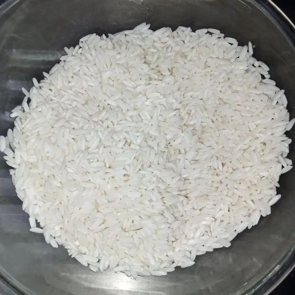 Rendam beras selama 2 jam kemudian tiriskan.