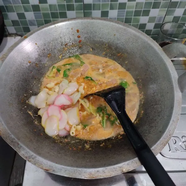 Jika rasanya sudah pas, masukkan kerupuk bawang.