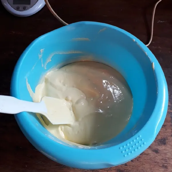 Tambahkan margarin, aduk balik dengan spatulla.