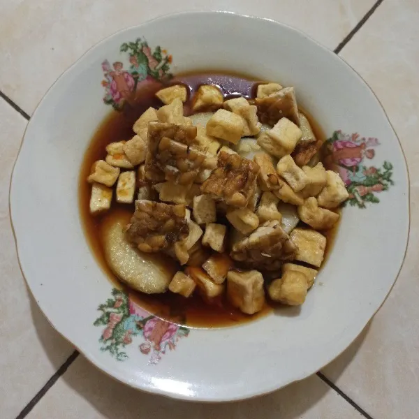 Tambahkan lontong, tahu, dan tempe.