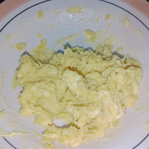 Haluskan ubi lalu campurkan dengan margarin dan krim kental manis
