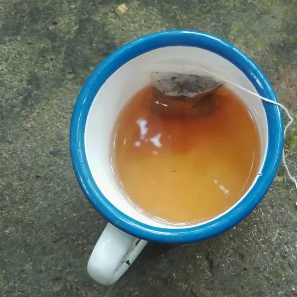 Seduh teh dengan air panas.