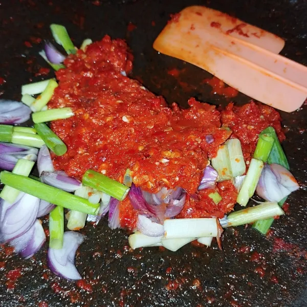Haluskan bumbu.