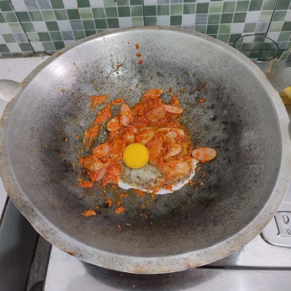 Masukkan sosis, tumis sebentar, lalu masukkan telur, buat orak-arik.