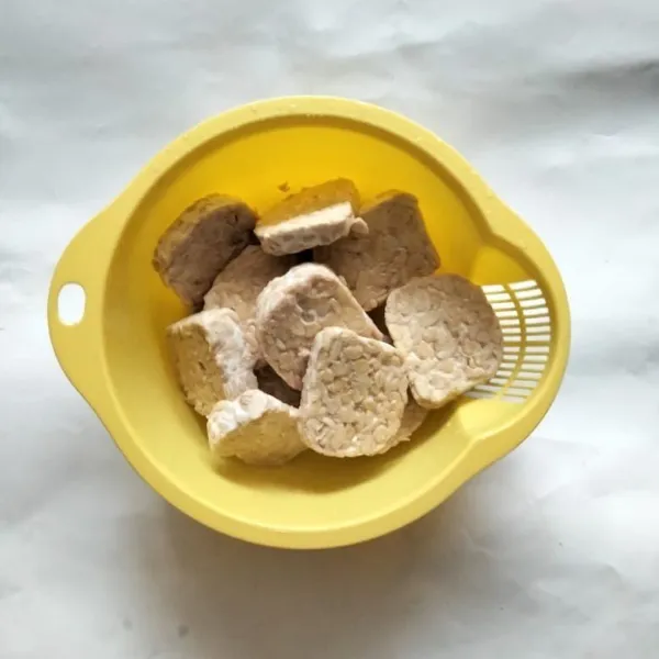 Potong-potong tempe, kemudian beri kaldu bubuk aduk rata dan diamkan selama 15 menit.