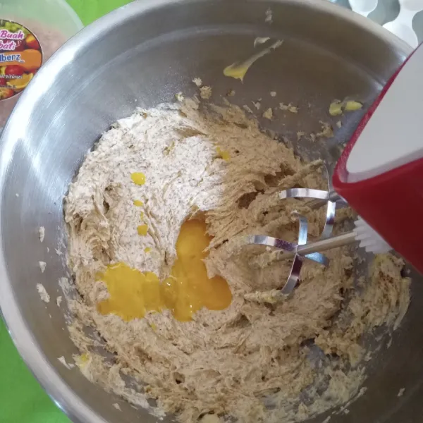 Setelah itu masukkan kuning telur, mixer lagi sebentar