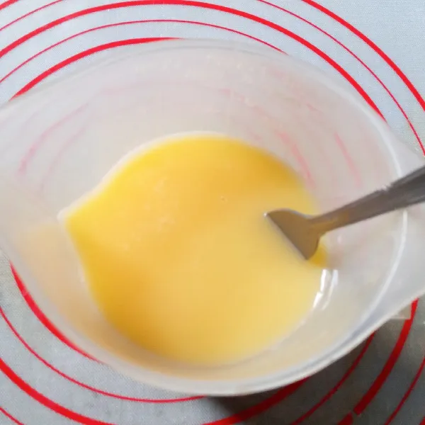 Kocok telur bersama garam dan kaldu jamur. Tuang air 225 ml (1.5 ml x 150 ml telur).