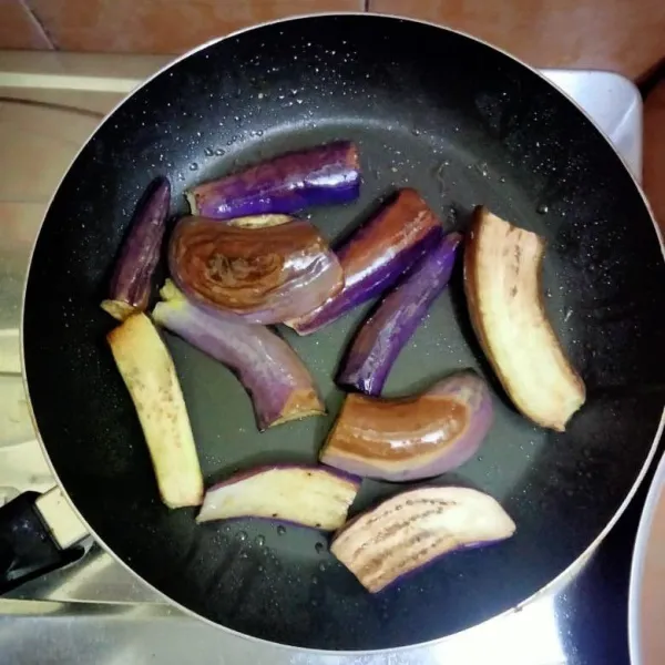 Goreng terong hingga kecoklatan lalu angkat dan tiriskan.