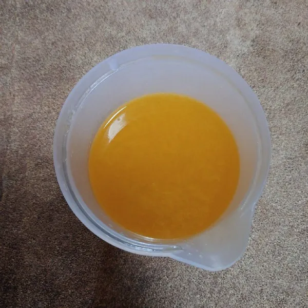 Seduh minuman rasa jeruk dengan air dingin, aduk rata.