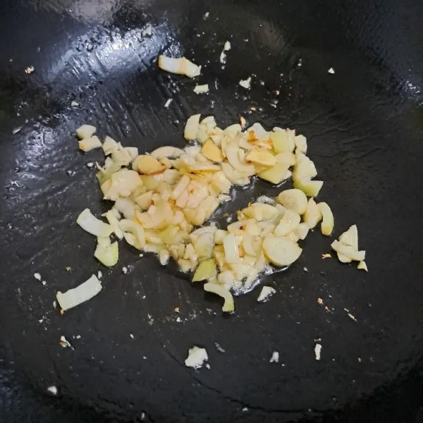 Tumis bawang putih dan bawang bombay sampai harum.