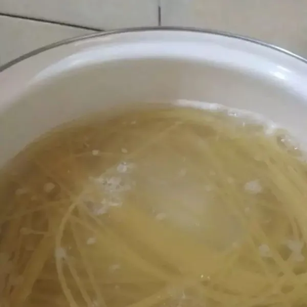 Siapkan bahan-bahannya, rebus spaghetti kemudian tiriskan.