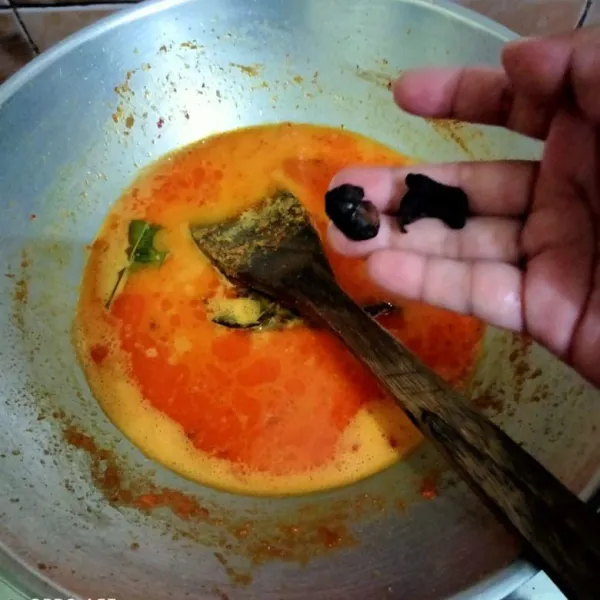 Kemudian tambahan air,asam kandis,garam, kaldu jamur dan gula pasir aduk rata masak hingga air mendidih.