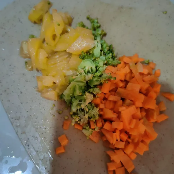 Cincang wortel, brokoli, dan potong kecil nanas.