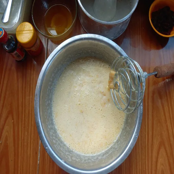 Masukkan tepung terigu, soda kue, susu bubuk, dan garam yang sudah diayak terlebih dahulu, kemudian aduk kembali hingga merata.