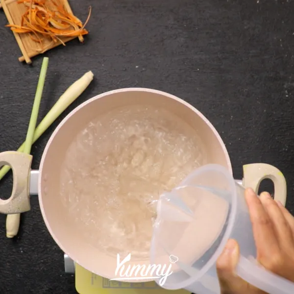 Siapkan panci yang sudah diisi air, kemudian rebus hingga mendidih.