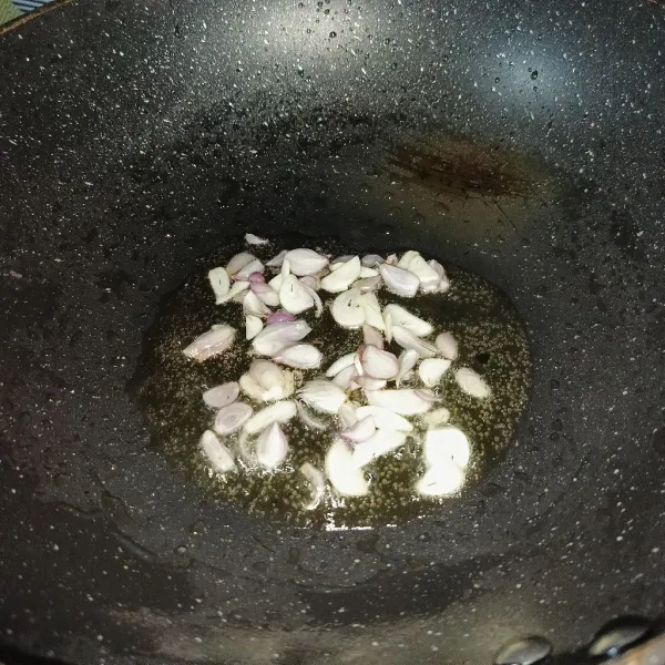 Iris tipis bawang merah dan bawang putih, lalu tumis sampai harum.