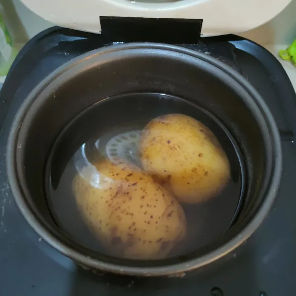 Rebus kentang hingga empuk tapi tetap kokoh, jangan terlalu lembek.