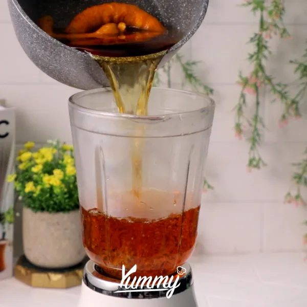 Blender kunyit hingga halus.