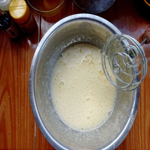 Kocok gula pasir dengan telur ayam (cukup sampai gula pasir larut dan tercampur rata, tidak perlu sampai putih mengembang).