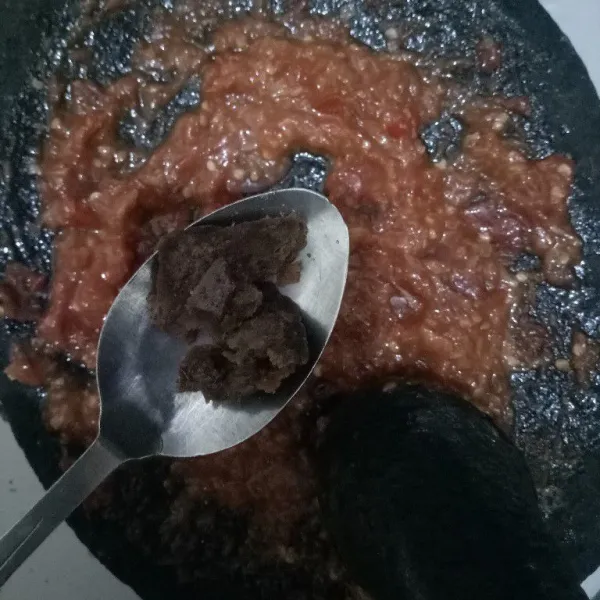 Tambahkan garam dan gula merah, uleg rata kembali.