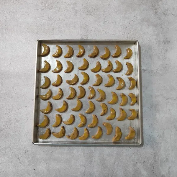 Tata di atas loyang yang sudah dioles tipis margarin. Lalu olesi permukaan cookies dengan bahan olesan. Panggang dengan oven suhu 160°C selama 25 menit atau sampai matang, sesuaikan dengan oven masing-masing.