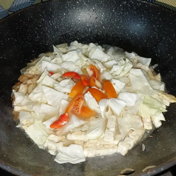 Setelah mendidih masukkan kubis, tomat dan cabai rawit, masak sampai matang.