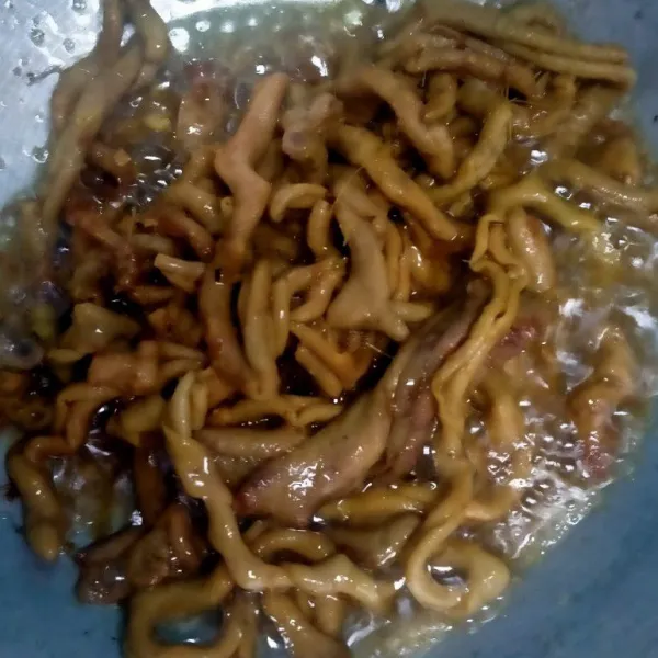 Panaskan minyak, goreng usus hingga matang dan siap disajikan.