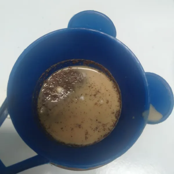 Kemudian siapkan cangkir saring kopi dan siap disajikan hangat hangat.