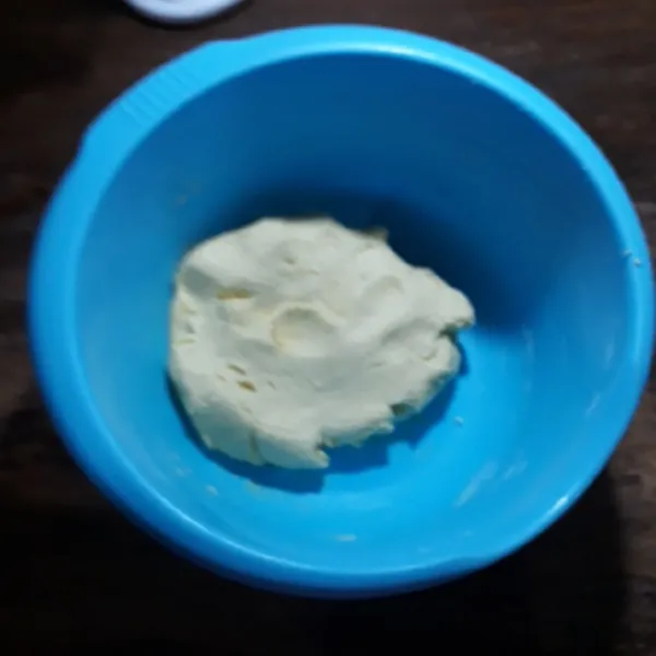 Tambahkan telur, uleni hingga rata dan kalis (dapat dibentuk). Jika terlalu lembek bisa ditambahkan sedikit tepung tapioka lagi.