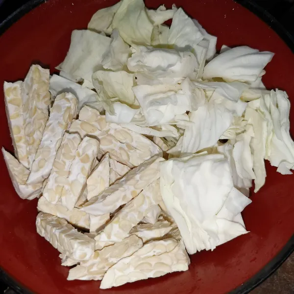 Potong-potong kubis dan tempe sesuai selera.