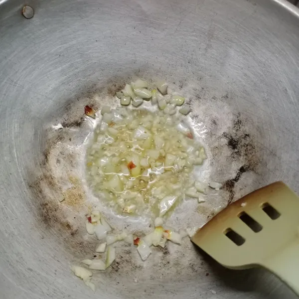 Panaskan sedikit minyak, tumis bawang putih dan bawang bombai sampai harum.