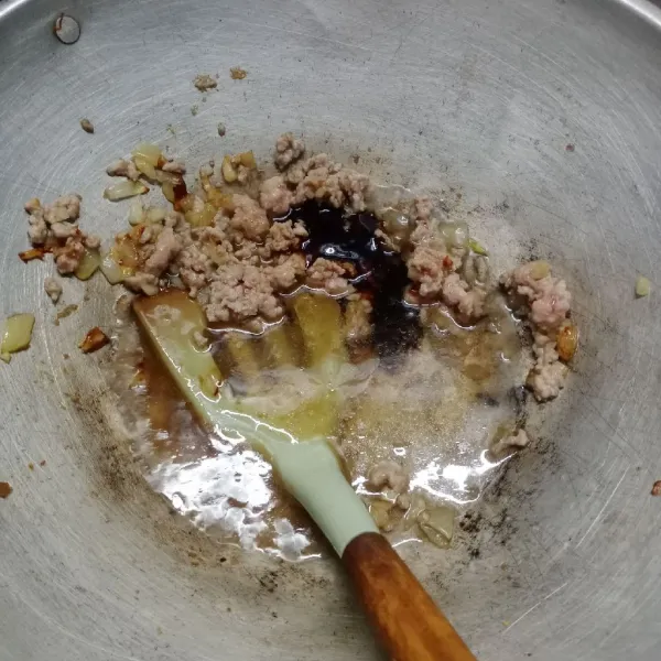 Tuang air, garam, gula, saus tiram, dan kecap asin. Masak sampai mendidih.