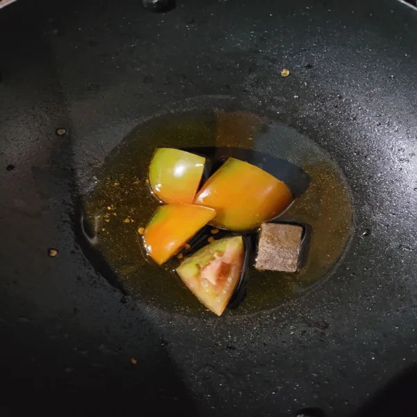 Goreng tomat dan terasi hingga tomat layu