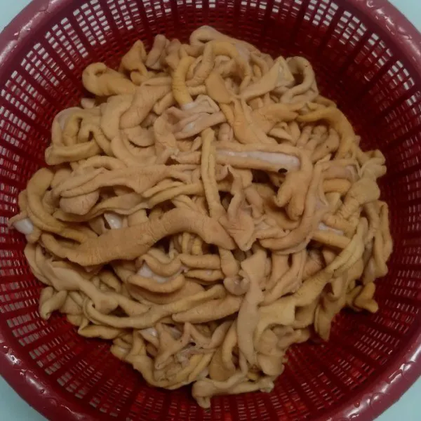 Cuci bersih usus buang bagian tengahnya.
