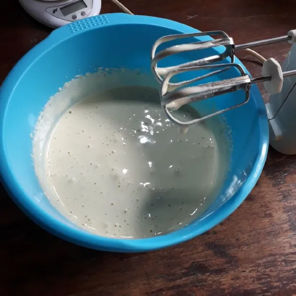 Mixer dengan kecepatan tinggi, gula dan telur hingga kental (3 menit).