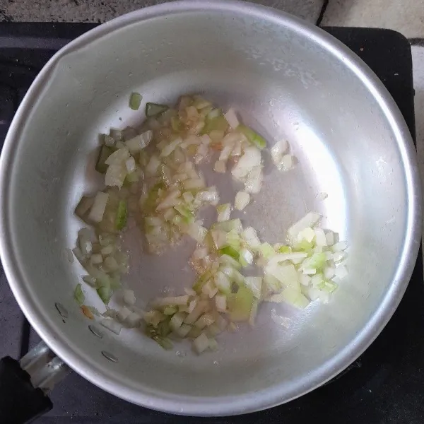 Panaskan minyak, tumis bawang putih dan bawang bombay hingga harum.